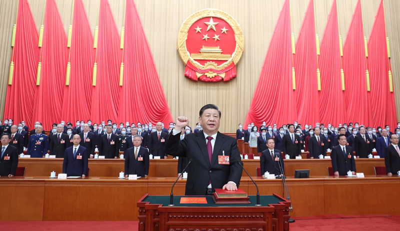 　　3月10日，十四屆全國人大一次會(huì)議在北京人民大會(huì)堂舉行第三次全體會(huì)議。習(xí)近平全票當(dāng)選中華人民共和國主席、中華人民共和國中央軍事委員會(huì)主席。這是習(xí)近平進(jìn)行憲法宣誓。 
